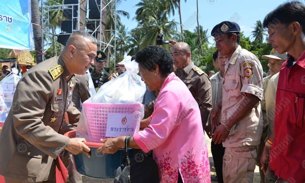 สมเด็จพระบรมฯ-พระองค์เจ้าศรีรัศมิ์พระราชทานเครื่องครัวผู้ประสบภัย
