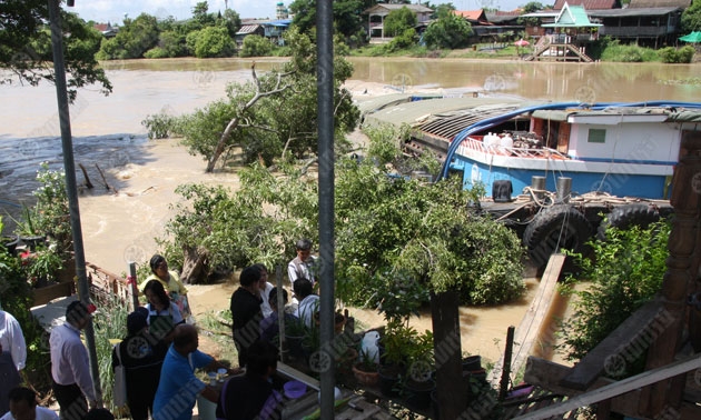 เรือขนน้ำตาลล่มอยุธยา กุ้ง-ปลาลอยตายเป็นแพ