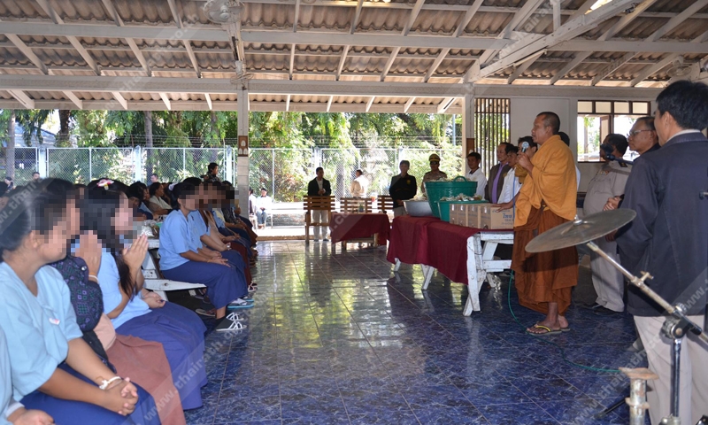 นิมนต์พระเข้าบิณฑบาตรให้ผู้ต้องขังทำบุญปีใหม่