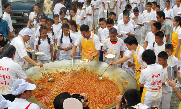 'แกงฮังเลเจกระทะยักษ์'ใหญ่สุดในโลก ที่งานถือศีลกินผักเชียงใหม่