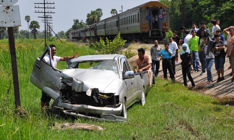 รถไฟชนกระบะ ซิ่งตัดหน้ากระเด็น คนขับบาดเจ็บ