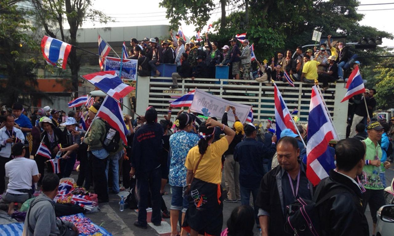 กปปส. เคลื่อนพลสมทบสนามกีฬาไทย-ญี่ปุ่น