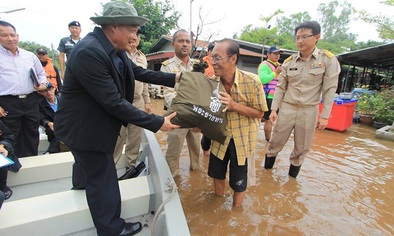 สมเด็จพระเทพฯ พระราชทานถุงยังชีพช่วยน้ำท่วมอุบลฯ