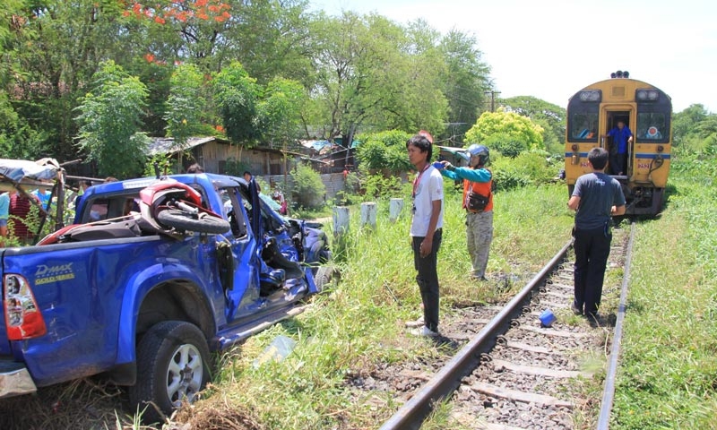 รถไฟชนปิกอัพ เครื่องดับขวางราง เจ็บยกครัว 4 ราย 