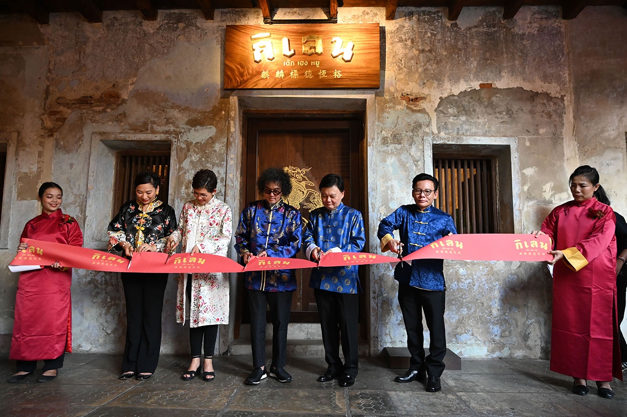 คณะผู้บริหารบริษัท โอสถสภา (เต็กเฮงหยู) จำกัด ตัดริบบิ้นเปิดพิพิธภัณฑ์ตรากิเลน
