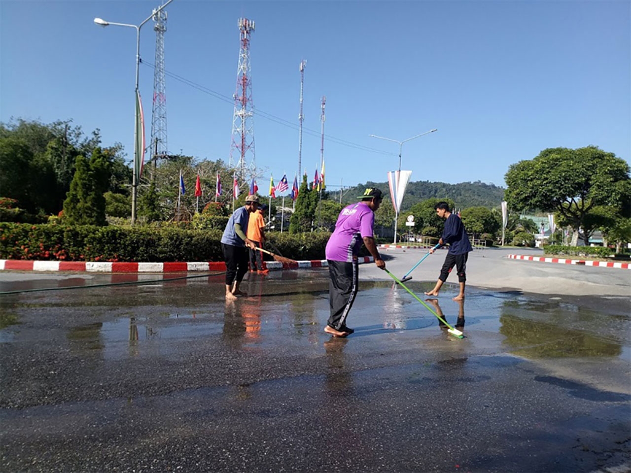 สมาชิกทีม ร่วมทำความสะอาดถนนบริเวณวงเวียน