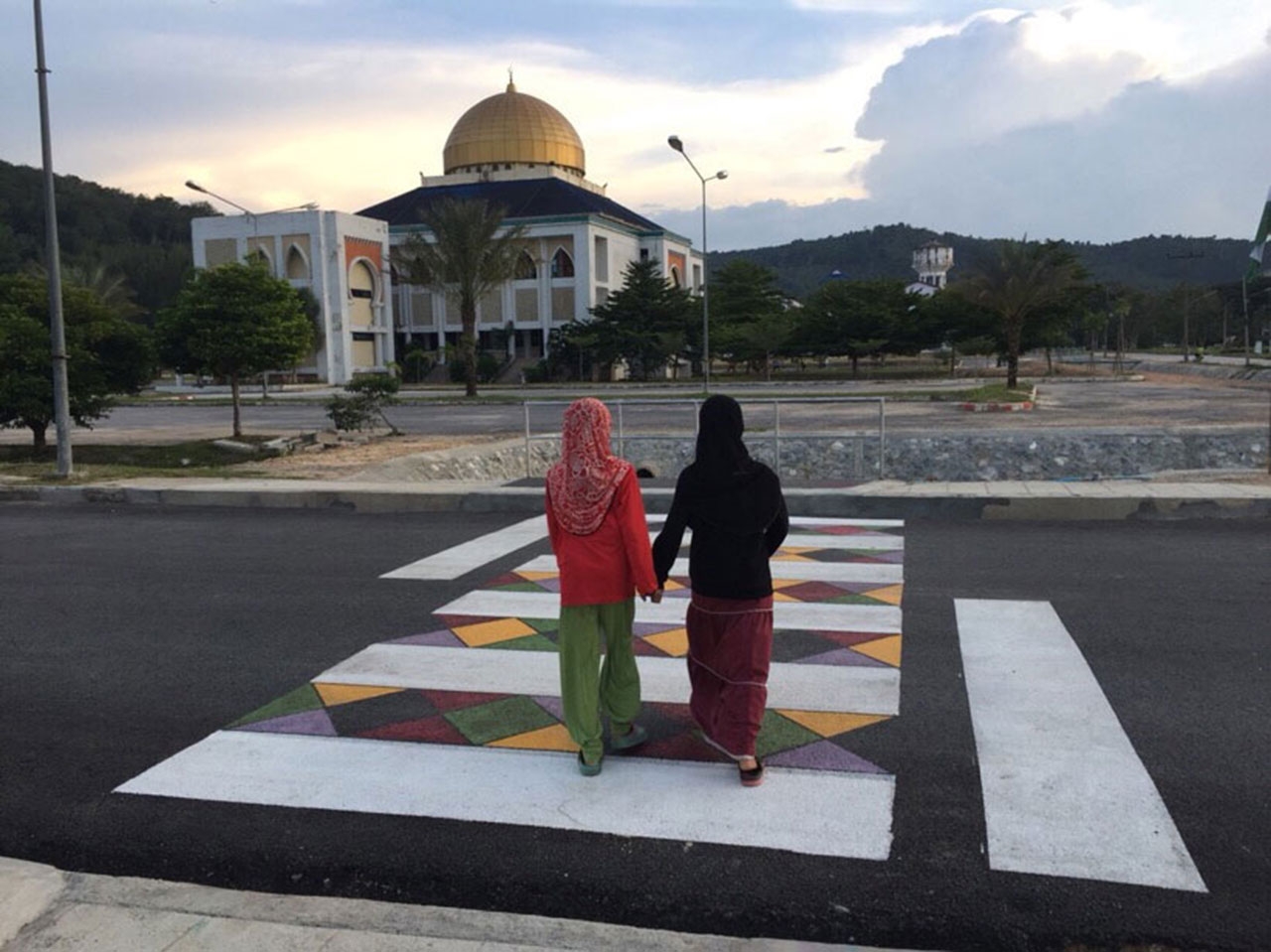 นักศึกษาเดินข้ามทางม้าลายที่ทาสีสันสะดุดตา