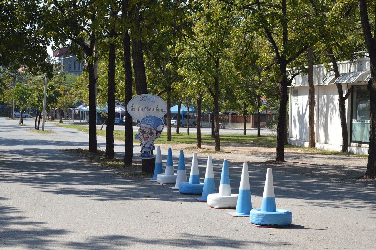 บริเวณจุดเลี้ยวที่มีการวางกรวยเพื่อแก้ไขปัญหาการเลี้ยวกินเลน