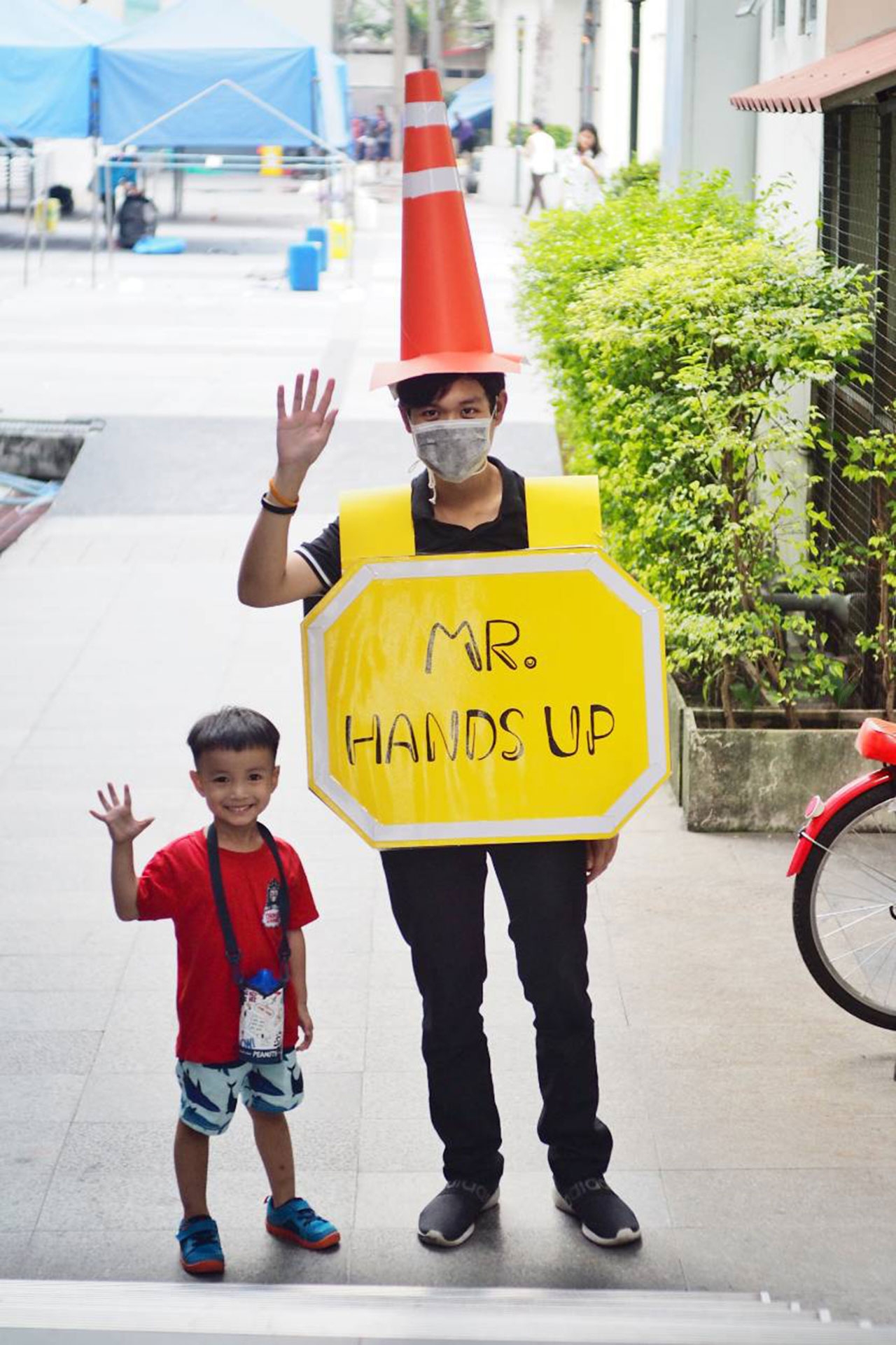 Mr. Hands Up รณรงค์ ให้ผู้ใช้ถนน ยกมือเพื่อเป็นสัญลักษณ์ในขณะข้ามถนน