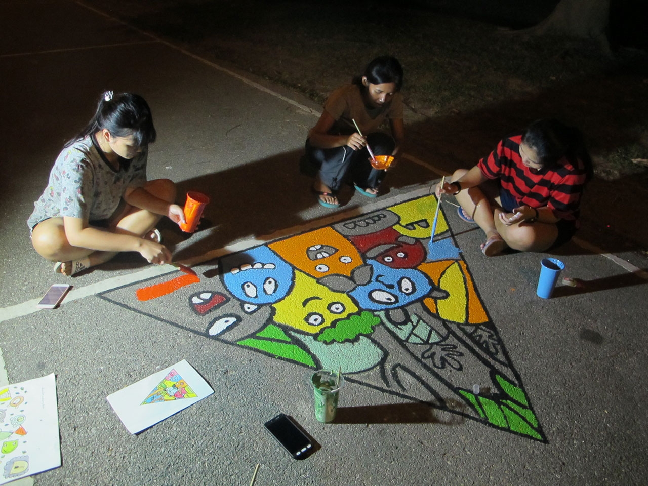 สมาชิกทีม ร่วมกันเพ้นต์สีเป็นลวดลายต่างๆ บริเวณใกล้ลูกระนาด เพื่อให้เกิดการสะดุดตาและชะลอความเร็ว