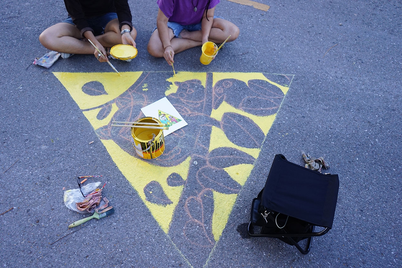 สมาชิกทีม ร่วมกันเพ้นต์สีเป็นลวดลายต่างๆบริเวณใกล้ลูกระนาด เพื่อให้เกิดการสะดุดตาและชะลอความเร็ว