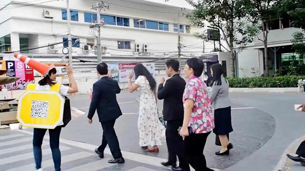 Mr. Hands Up รณรงค์ ให้ผู้ใช้ถนน ยกมือเพื่อเป็นสัญลักษณ์ในขณะข้ามถนน