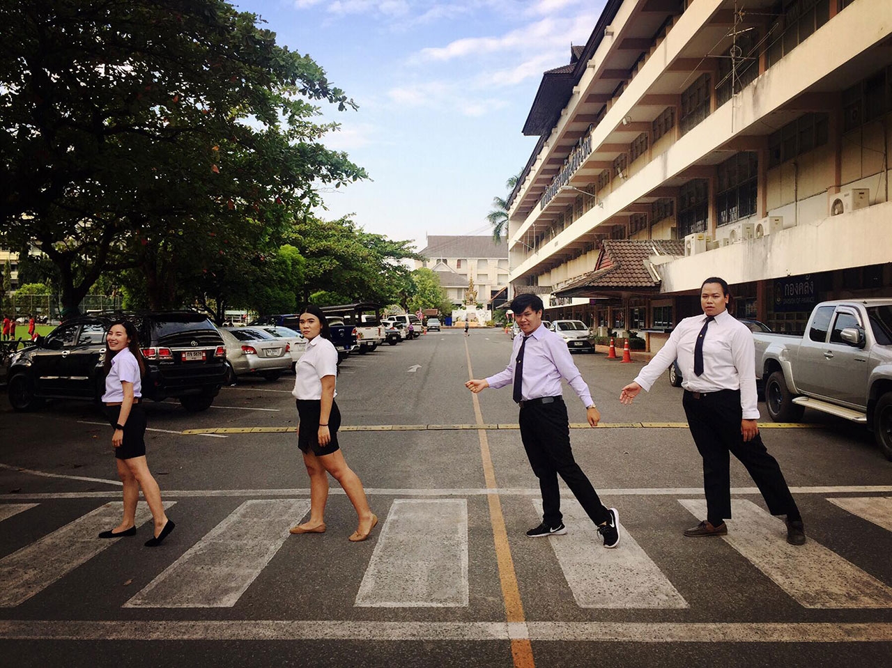 นักศึกษาปฏิบัติตามกฎจราจร เดินข้ามทางม้าลายภายในมหาวิทยาลัย