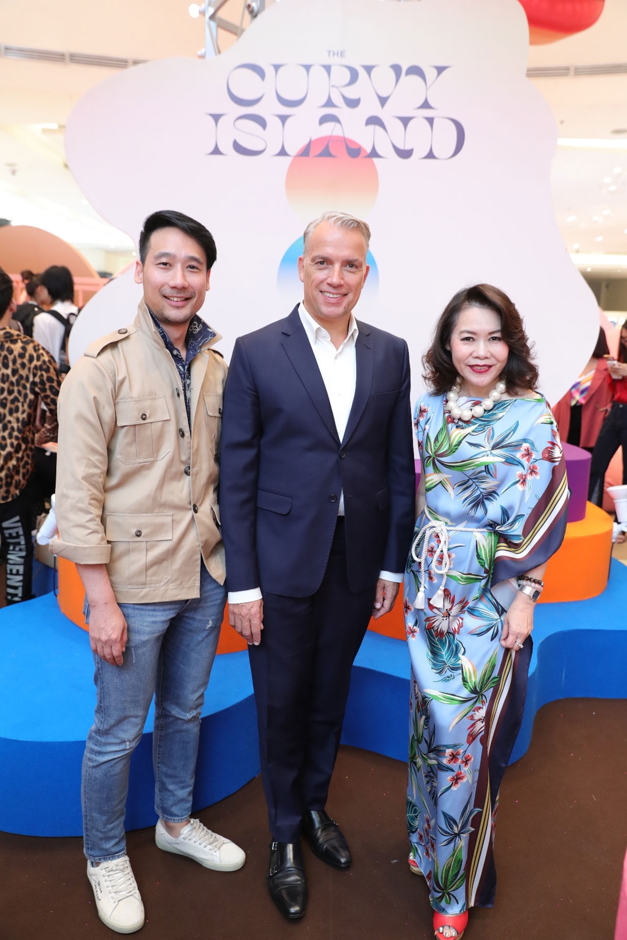 คุณกฤชคุณ พรธนนันท์ ผู้จัดการทั่วไป Marketing The mall Paragon Department store บริษัท เดอะมอลล์ กรุ๊ป จำกัด ,คุณเธี่ยร์รี่ เพรโว Chief Business Officer Department Stores บริษัท เดอะมอลล์ กรุ๊ป จำกัด และคุณณัฐศมน วงศ์กิตติพัฒน์ ผู้อำนวยการใหญ่การตลาด บริษัท เดอะมอลล์ กรุ๊ป จำกัด