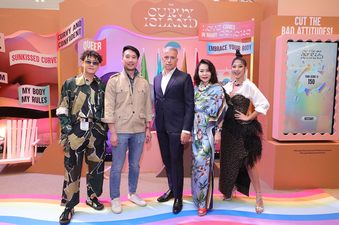 ผู้บริหารบริษัท เดอะมอลล์ กรุ๊ป จำกัด ร่วมถ่ายภาพกับ ศิลปินดารา คุณPOPPA อภิวัฒน์ ชินอักษร และคุณหวาย ปัญญริสา เธียรประสิทธิ์