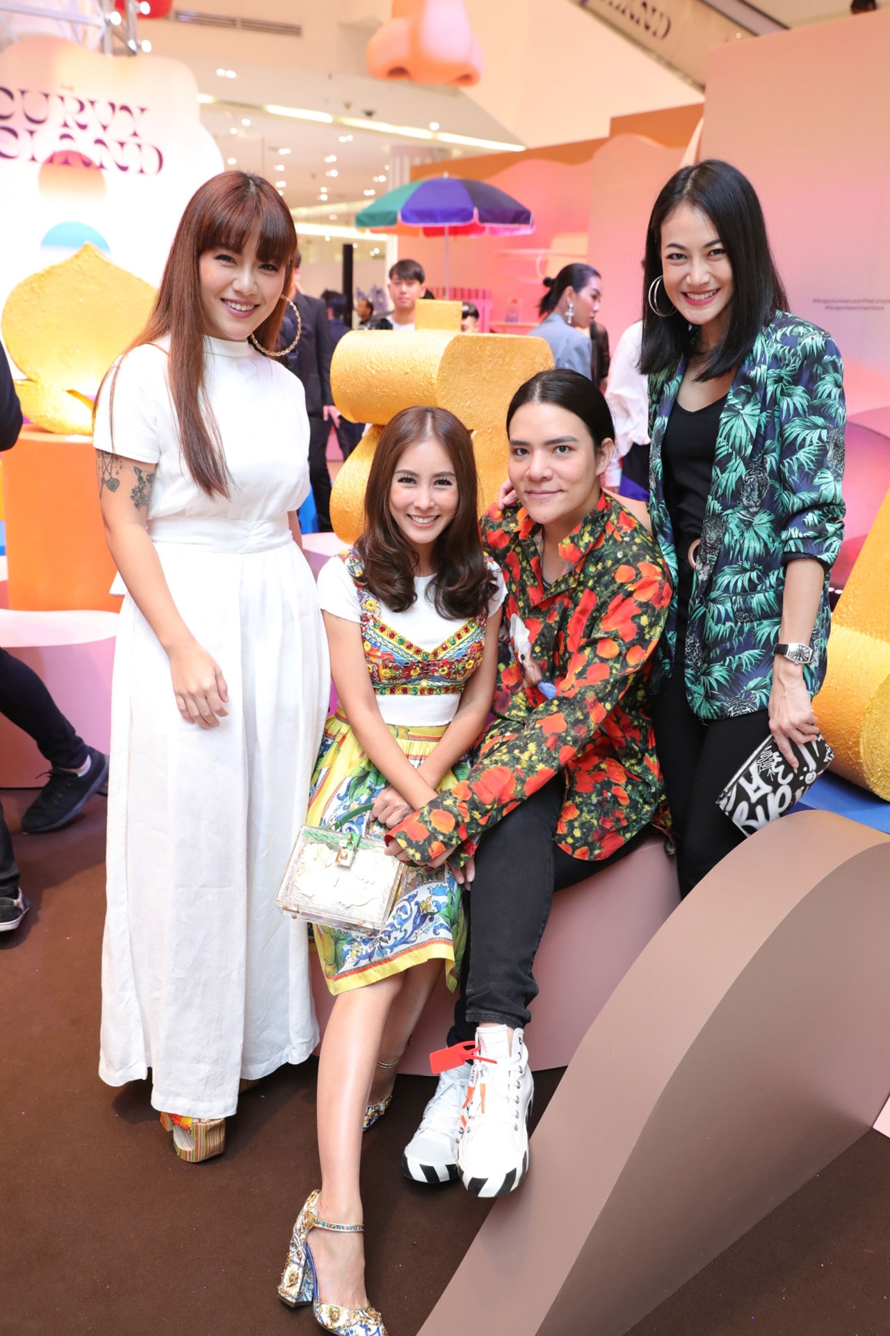 คุณพลอย วิไลลักษณ์ มหาสุวรรณชัย,คุณก้อย ชญาณ์ทิพย์ รวงผึ้งทอง ,คุณโจ้ รวมพล โรจนกิจ และคุณฉัตรทิพย์ จันทร์เลิศฟ้า