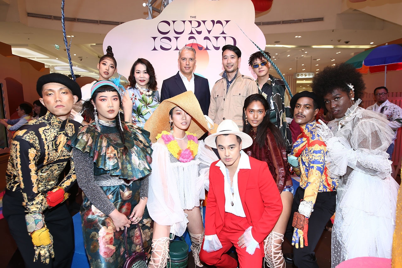 ผู้บริหารบริษัทเดอะมอลล์ กรุ๊ป จำกัด ร่วมถ่ายภาพกับศิลปินดารา และแฟชั่นนิสต้า