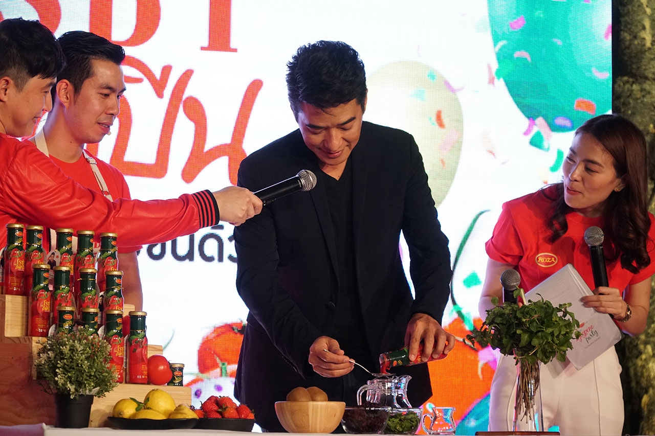 พี่ก้อง สหรัถกำลังสาธิตวิธีทำเมนูเพื่อสุขภาพ โรซ่า ไลโคปีน ไทย เฮิร์บ (Roza Lycopene Thai Herb)
