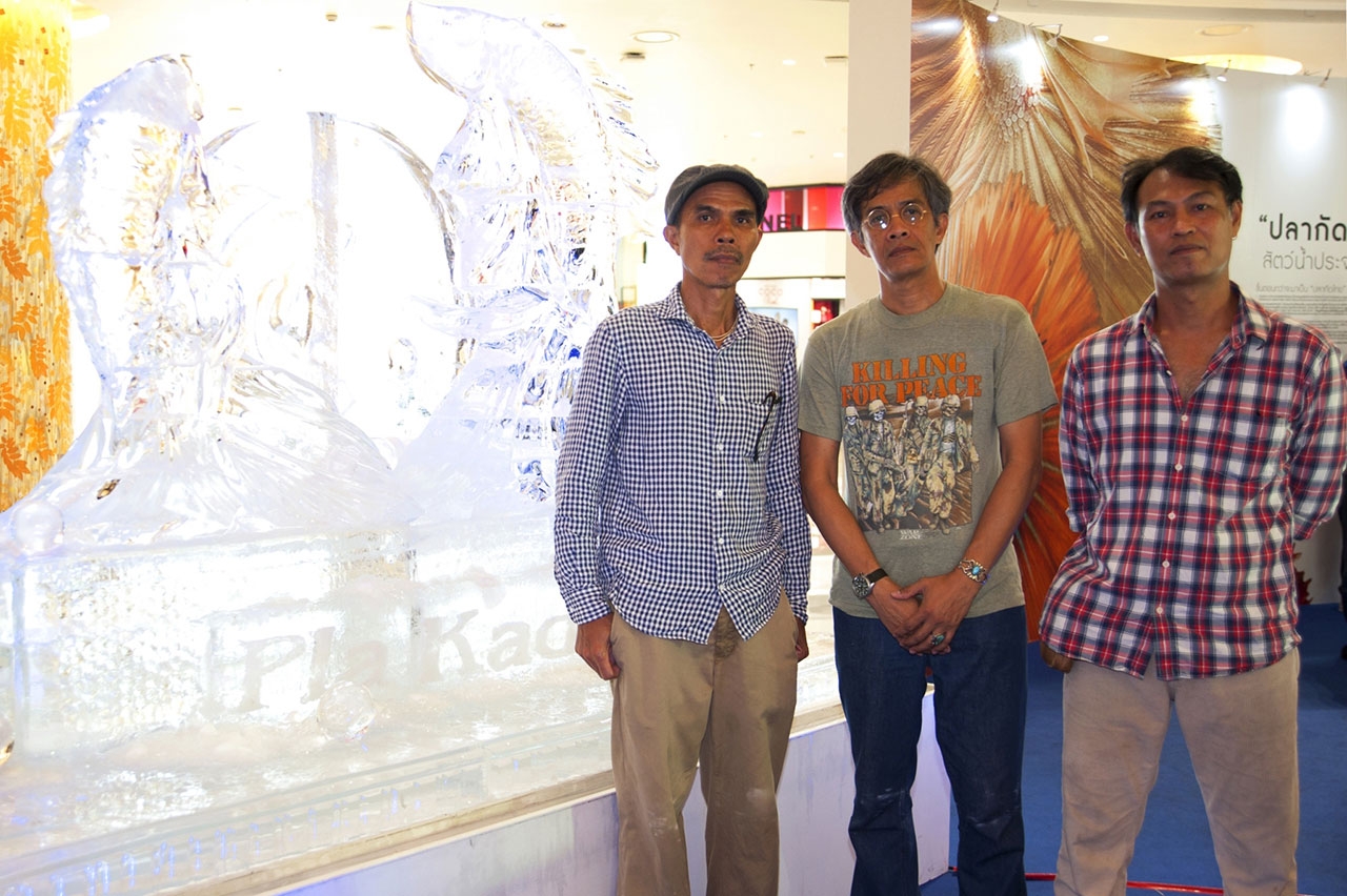 ประติมากรรมน้ำแข็งแกะสลักรูปปลากัด โดยทีมช่างแกะสลักน้ำแข็งคนไทย