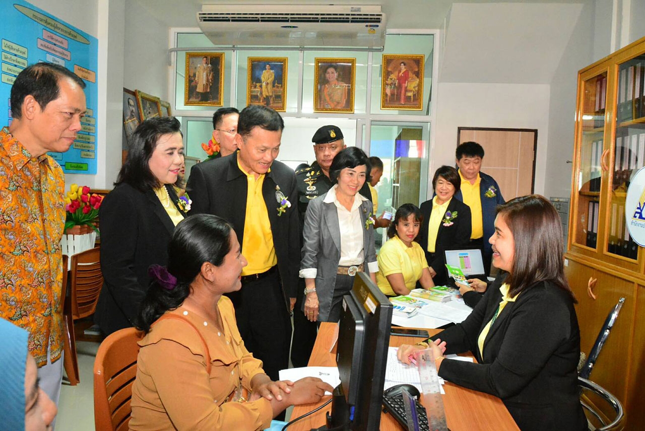 ปลัดกระทรวงแรงงาน พูดคุยกับเจ้าหน้าที่และผู้เข้ารับบริการที่ศูนย์ประสานแรงงานฯ