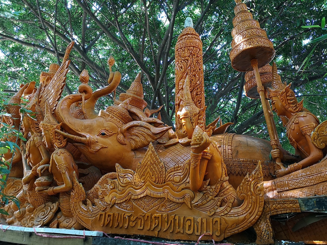 ต้นเทียนแกะสลักงานประเพณีแห่เทียนเข้าพรรษา ที่ได้รับรางวัลชนะเลิศ