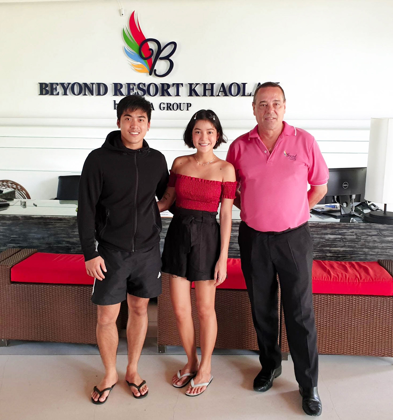 คุณโรเบิร์ต ฟราย (Robert Frei) ผู้จัดการโรงแรมบียอน รีสอร์ท เขาหลัก ให้การต้อนรับอย่างอบอุ่น