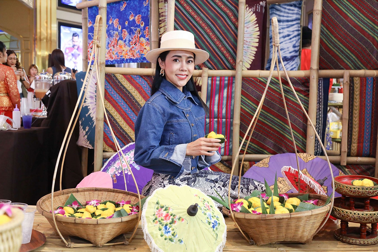 ยุวเรต ศรุตานนท์ สาวสวยมาดเนี๊ยบพาชิมอาหารท้องถิ่นขึ้นชื่อ 4 ภาค