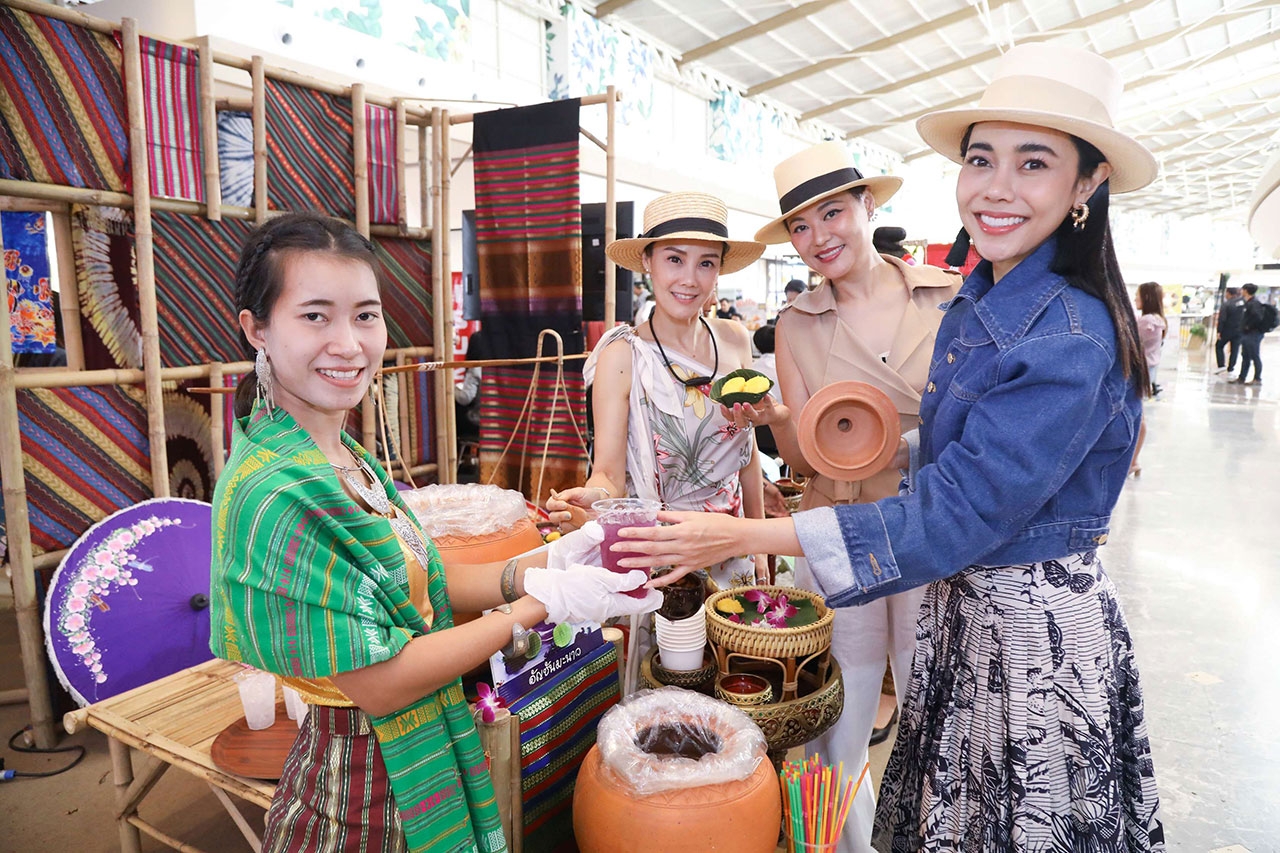 3 สาวเซเลบริตี้คนดังพาชมบรรยากาศตลาดพื้นเมือง และอาหารขึ้นชื่อ 4 ภาคของไทย