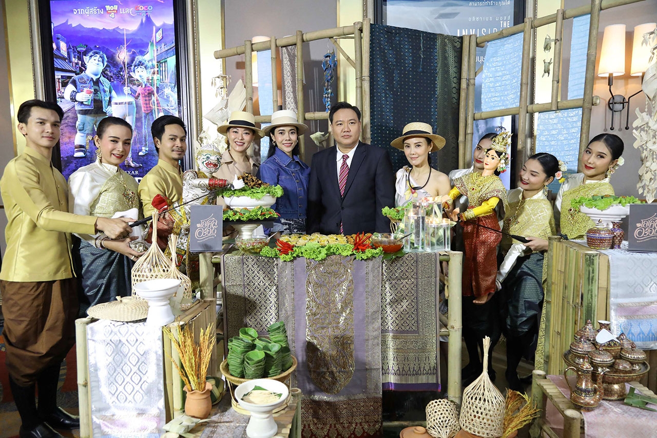 สุรเชษฐ์ อัศวเรืองอนันต์ และ 3 สาวเซเลบริตี้ ท่ามกลางบรรยากาศตลาดพื้นเมือง 4 ภาค