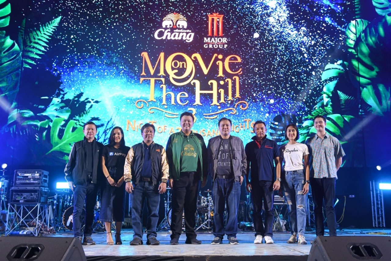 ผู้บริหารและพันธมิตรถ่ายภาพร่วมกันบนเวที