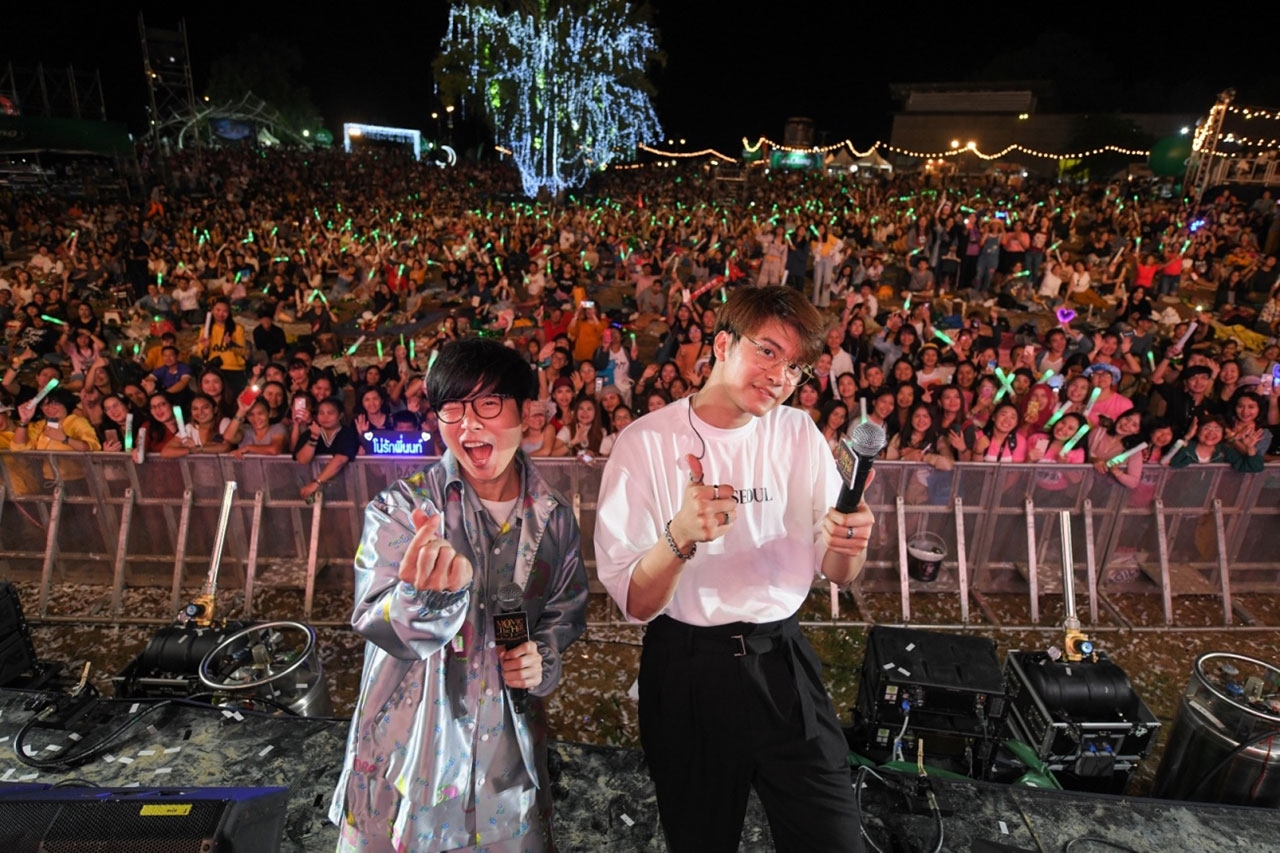 นนท์-ธนนท์ และดีเจเป้-วิศวะ ขอเซลฟี่กับชาวมูฟวี่ออนเดอะฮิลล์เป็นที่ระลึก