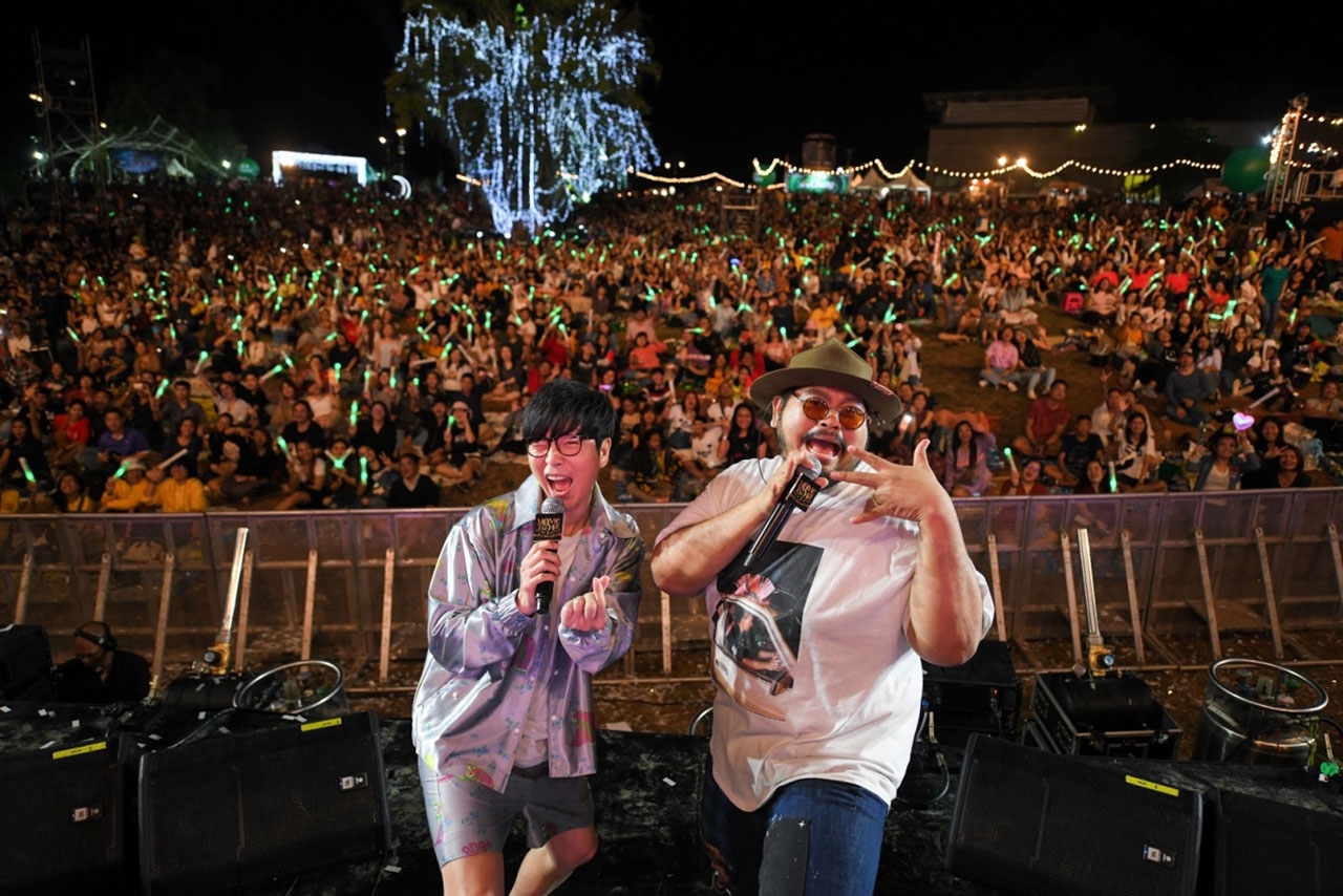 ป๊อบ-ปองกูล และ ดีเจเป้-วิศวะ ขอเซลฟี่กับชาวมูฟวี่ออนเดอะฮิลล์เป็นที่ระลึก