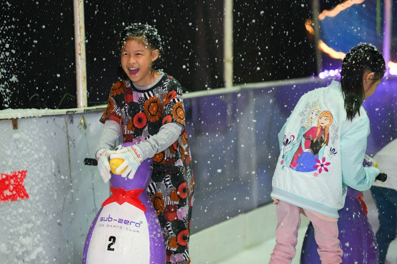 เด็กๆ มีความสุข สุดฟินไปกับหิมะบนลานไอซ์สเก็ต