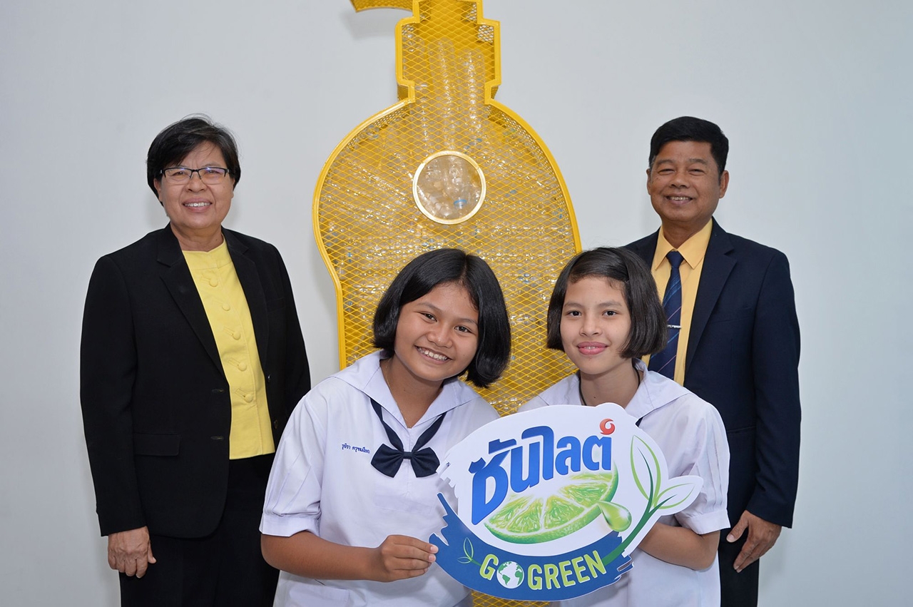 นายสุชาติ กาญจนาประดิษฐ์ (ขวา) ผู้อำนวยการโรงเรียน และนางสาวสุดารัตน์ สังข์ฤทธิ์ (ซ้าย) ครูชำนาญการพิเศษ พร้อมตัวแทนนักเรียนโรงเรียนอนุบาลทับสะแก จังหวัดประจวบคีรีขันธ์