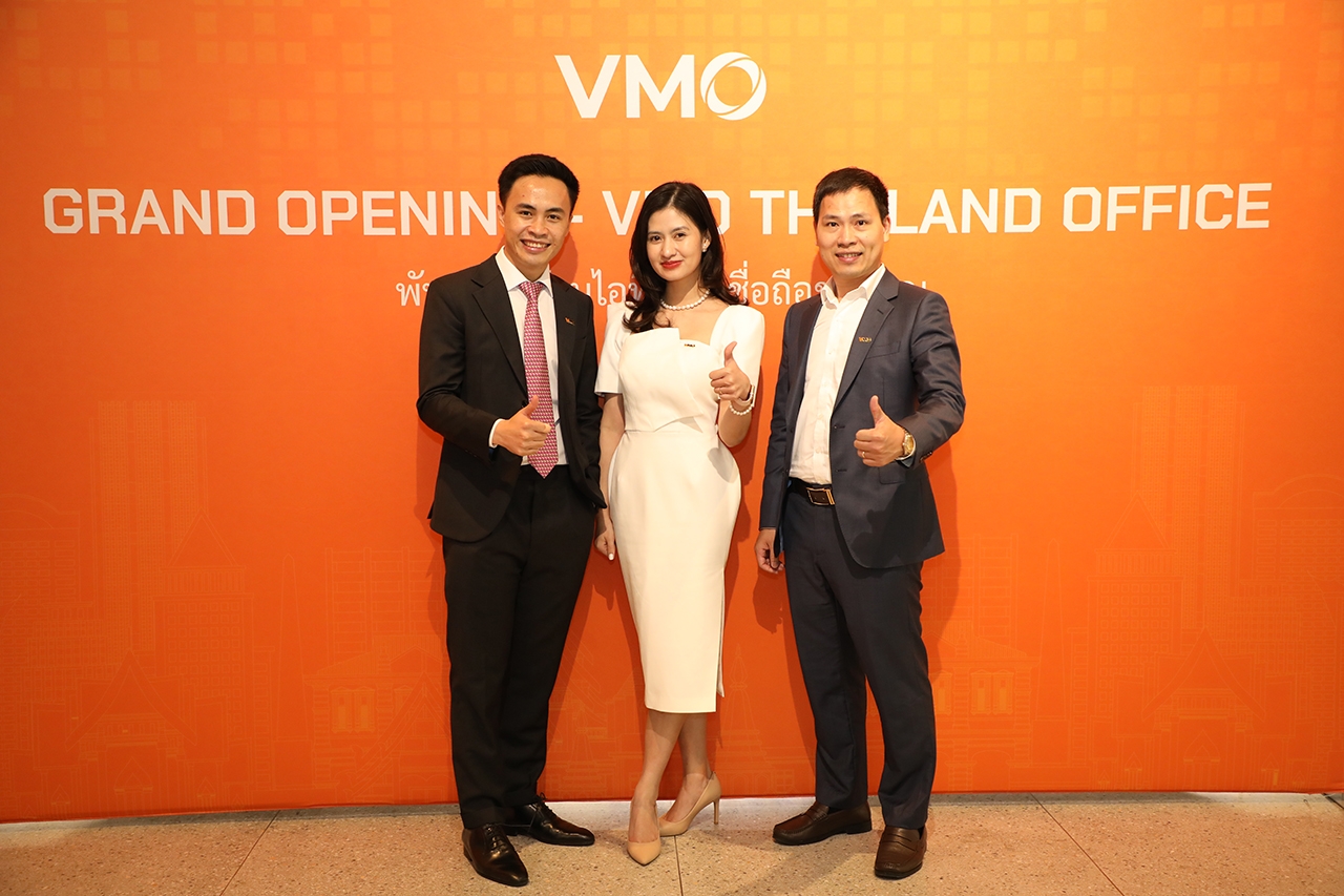 คุณ Chris Pham - CBO ของ VMO Thailand (ซ้ายสุด)