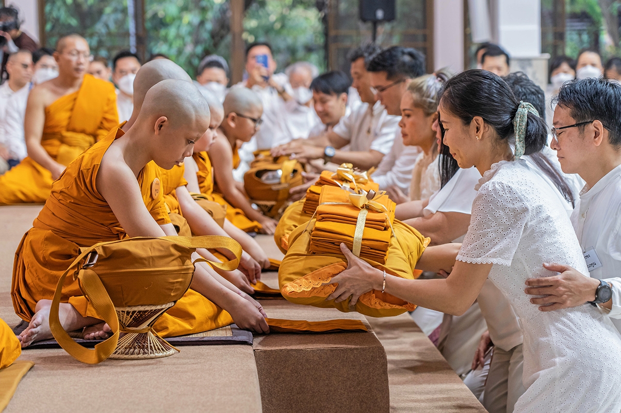 ผู้ปกครองของสามเณรทั้ง 12 รูป ถวายเครื่องอัฐบริขารด้วยความปีติยินดี.