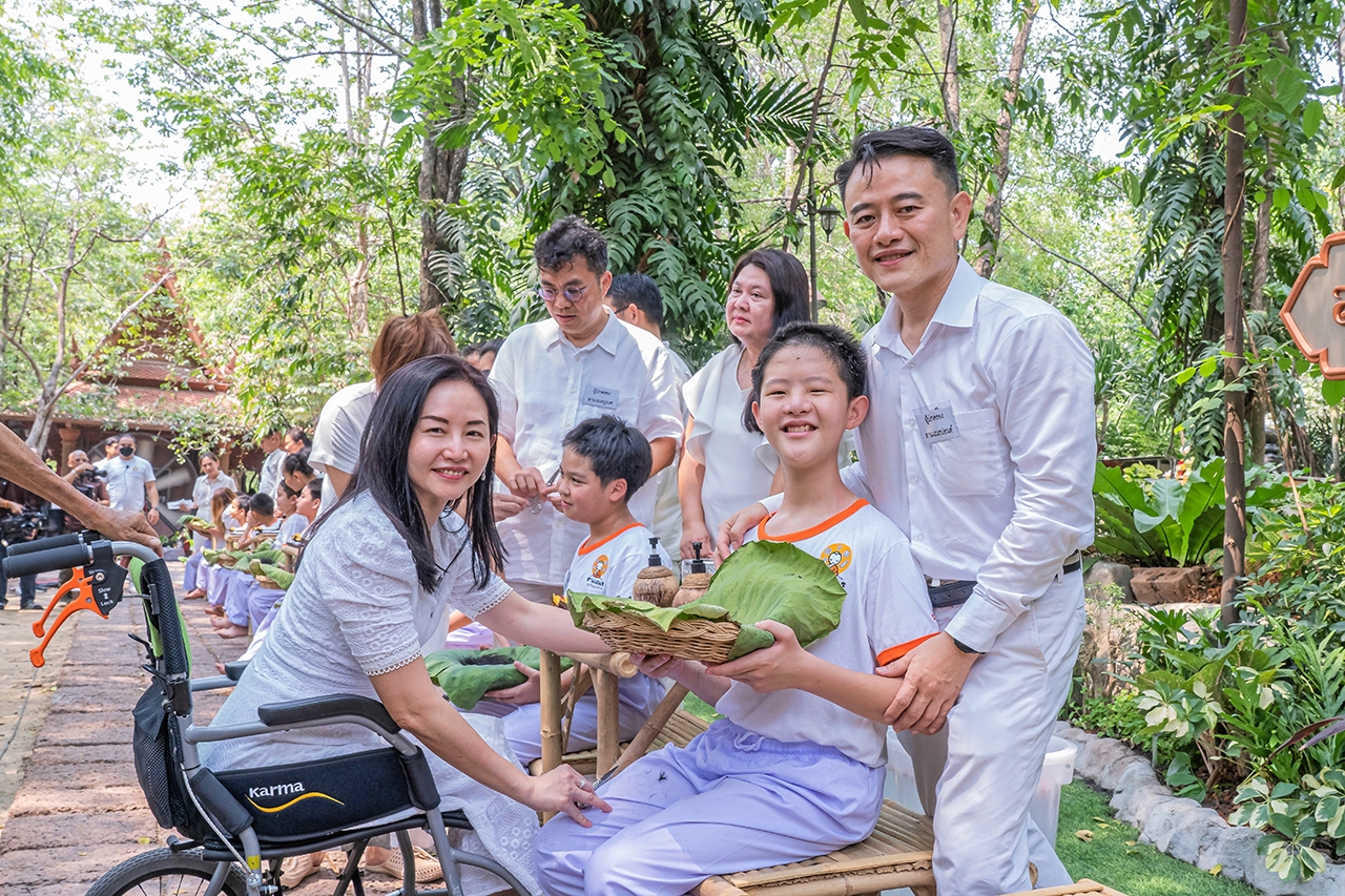 คุณพ่อคุณแม่ร่วมขริบผมลูกด้วยความดีใจ ที่ลูกได้เข้าสู่รสพระธรรม.