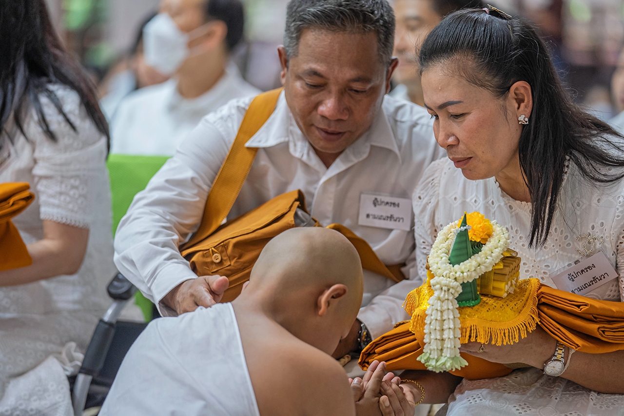ผู้ปกครองตื้นตันใจเมื่อนาคเข้าขอขมาก่อนบรรพชาศึกษาธรรมะ.