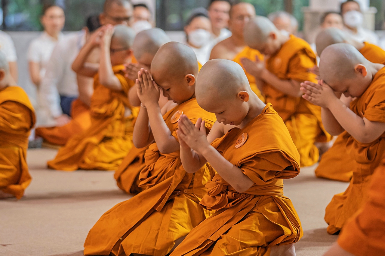 สามเณร 12 รูป กราบพระอุปัชฌาย์ ในพิธีบรรพชา โครงการ “สามเณรปลูกปัญญาธรรม ปี 9” เรียลลิตี้ธรรมะ ที่เยาวชนและผู้ปกครองรอคอยการกลับมา.
