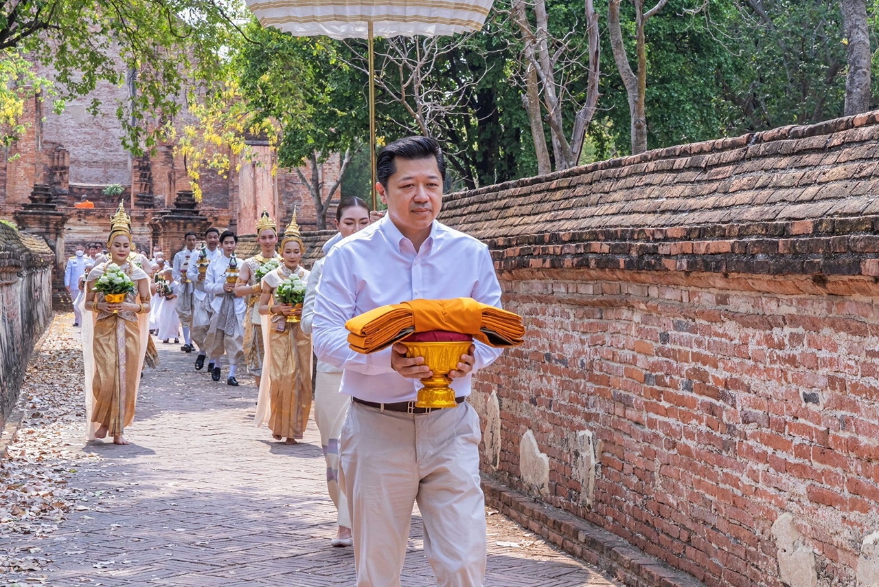 ศุภชัย เจียรวนนท์ อัญเชิญผ้าไตรพระราชทาน สมเด็จพระกนิษฐาธิราชเจ้า กรมสมเด็จพระเทพรัตนราชสุดาฯ สยามบรมราชกุมารี ถวายแก่สามเณร.