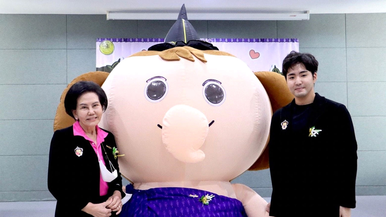 ‘ต้าวขุน’ ในงานเปิดตัว กับ ดร.เปรมฤดี ชามพูนท นายกเทศมนตรีนครพิษณุโลก (ซ้าย) คุณชินโตะ โอคูกาวา กรรมการผู้จัดการ มินโตะ ประเทศไทย (ขวา)