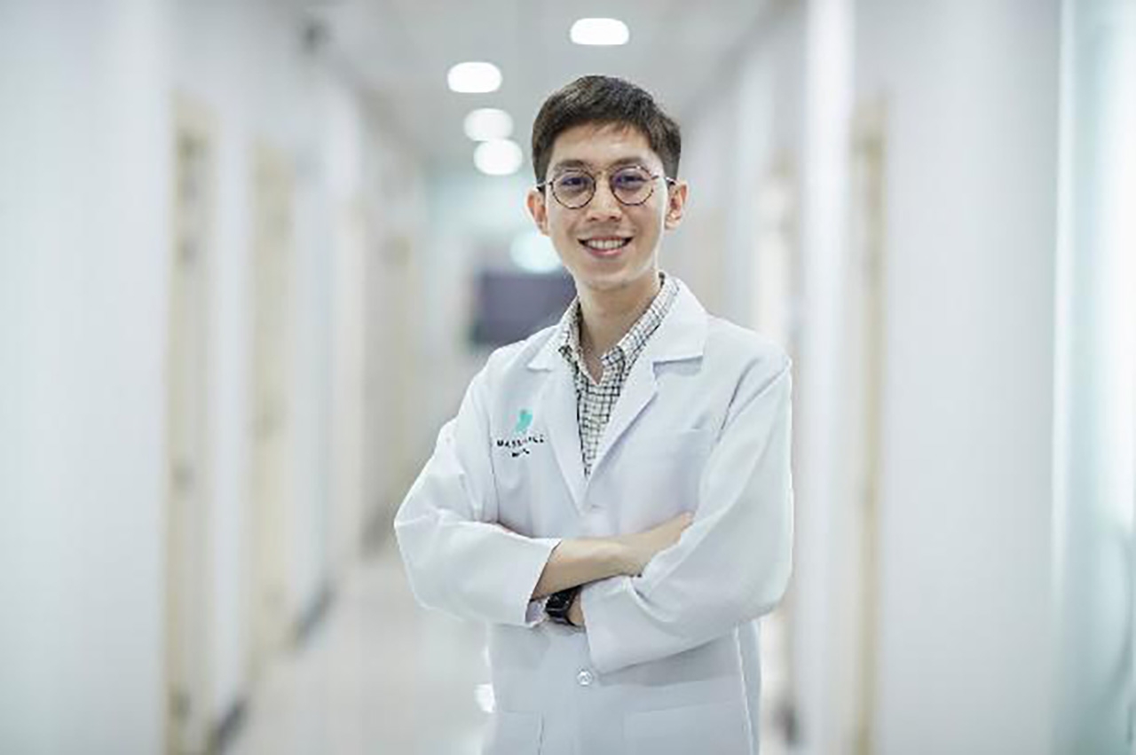 นพ.อรรถกร ถาวรสวัสดิ์ ผู้เชี่ยวชาญด้านผิวพรรณ