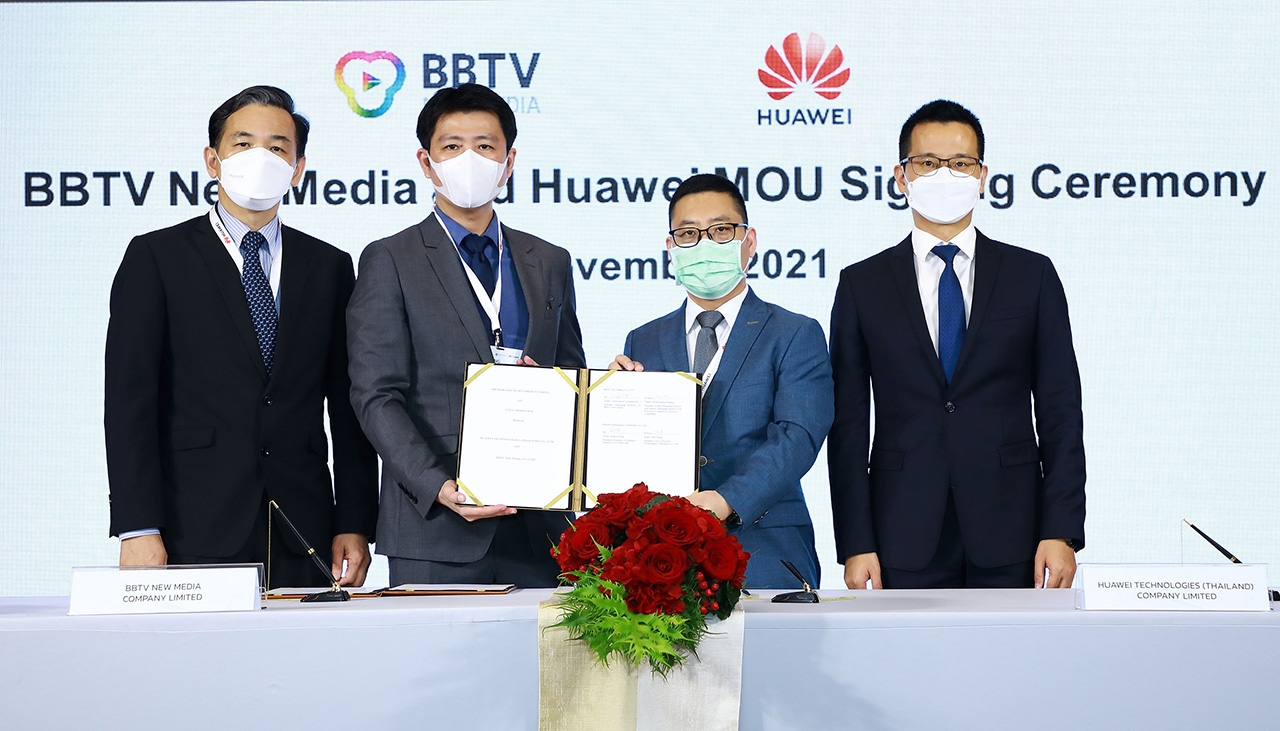 คุณจักรพันธ์ ลีละมาสวัฒน์ (ที่ 2 จากซ้าย) กรรมการผู้จัดการ บริษัท บีบีทีวี นิว มีเดีย จำกัด และ โรเบน หวัง (ที่ 3 จากซ้าย) ประธานกลุ่มธุรกิจ HUAWEI CLOUD และ AI บริษัท หัวเว่ย เทคโนโลยี่ (ประเทศไทย) จำกัด ร่วมลงนามความร่วมมือในการนำเทคโนโลยีมาช่วยพัฒนาการดำเนินงานของธุรกิจสื่อ โดยมี คุณพัฒนพงค์ หนูพันธ์ (ซ้ายสุด) รักษาการกรรมการผู้จัดการและรองกรรมการผู้จัดการ (ซ้ายสุด) บริษัท บีบีทีวี นิว มีเดีย จำกัด และคุณอาเบล เติ้ง (ขวาสุด) ประธานกรรมการบริหาร บริษัท หัวเว่ย เทคโนโลยี่ (ประเทศไทย) จำกัด ร่วมเป็นสักขีพยาน