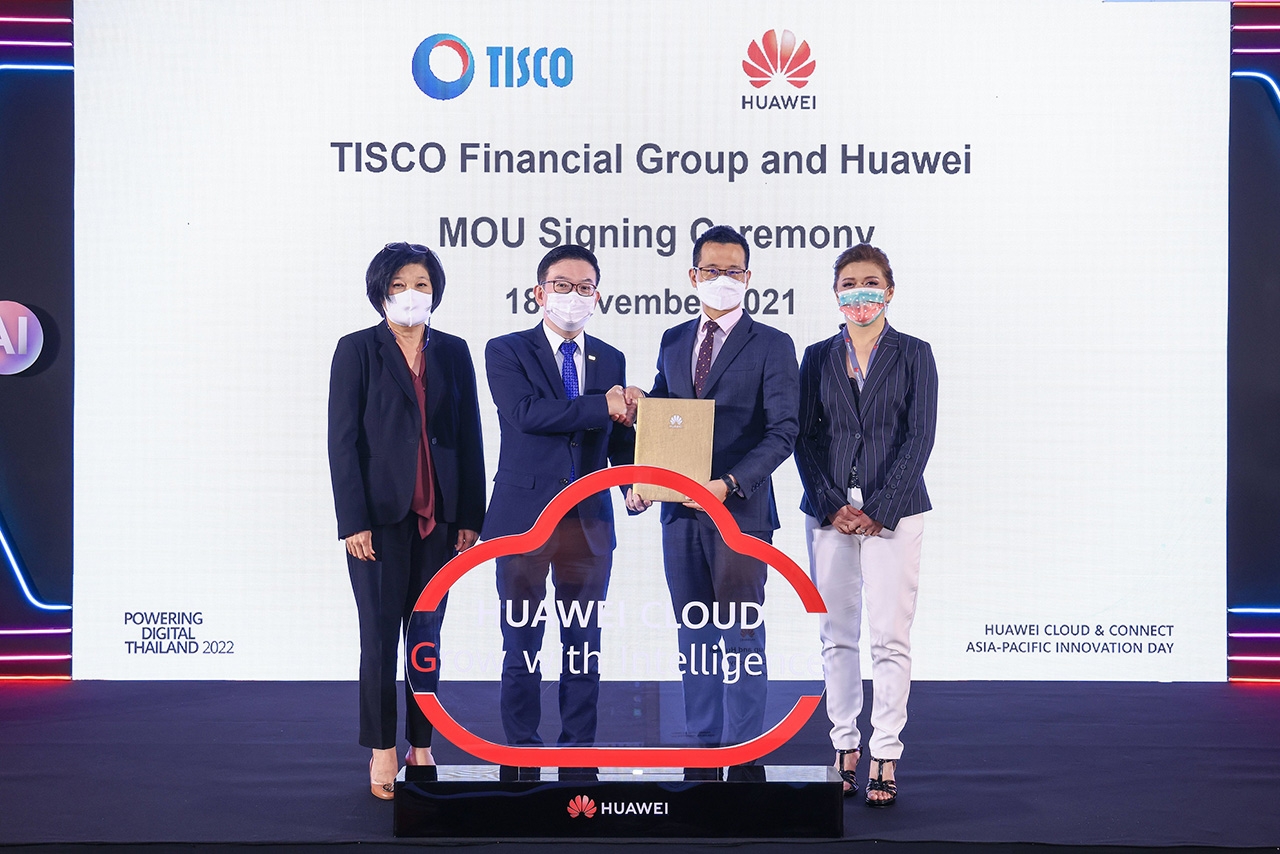 คุณศักดิ์ชัย พีชะพัฒน์ (ที่สองจากซ้าย) ประธานเจ้าหน้าที่บริหารกลุ่มทิสโก้ ธนาคารทิสโก้ จำกัด (มหาชน) และคุณอาเบล เติ้ง (ที่สามจากซ้าย) ประธานกรรมการบริหาร บริษัท หัวเว่ย เทคโนโลยี่ (ประเทศไทย) จำกัด ร่วมลงนามในบันทึกข้อตกลงด้านการพัฒนาเทคโนโลยีด้าน EI (Enterprise Intelligence) และบริการคลาวด์ด้าน Machine Learning โดยมีคุณวันธนา โชติชัยสถิตย์ (ซ้ายสุด) ผู้ช่วยกรรมการผู้จัดการใหญ่ สายงานเทคโนโลยีสารสนเทศ ธนาคารทิสโก้ จำกัด (มหาชน) และคุณปิยะธิดา อิทธิระวิวงศ์ (ขวาสุด) ประธานกรรมการแผนกธุรกิจคลาวด์ ประเทศไทย บริษัท หัวเว่ย เทคโนโลยี่ (ประเทศไทย) จำกัด ร่วมเป็นสักขีพยาน