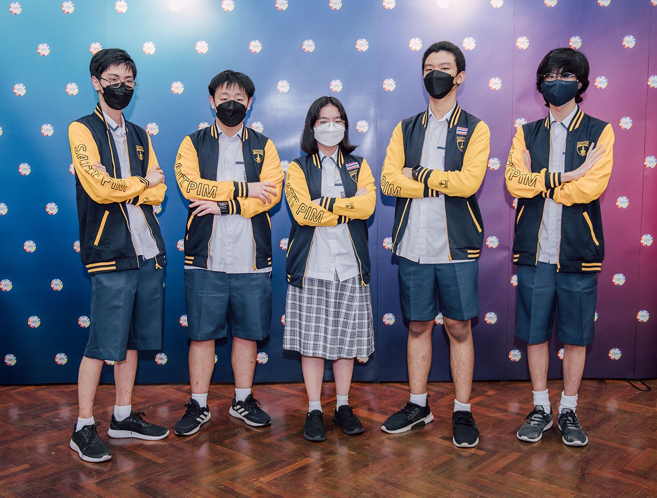 สมาชิกทีม (จากซ้ายไปขวา) นายภาวิต ลิมปสุธรรม, นายณพสัญญ์ จีระวัฒนะนนท์, นางสาวภิญฐ์สิตา เนียมอินทร์, นายอภิภูมิ ชื่นชมภู และนายปัณณ์ เภตรา