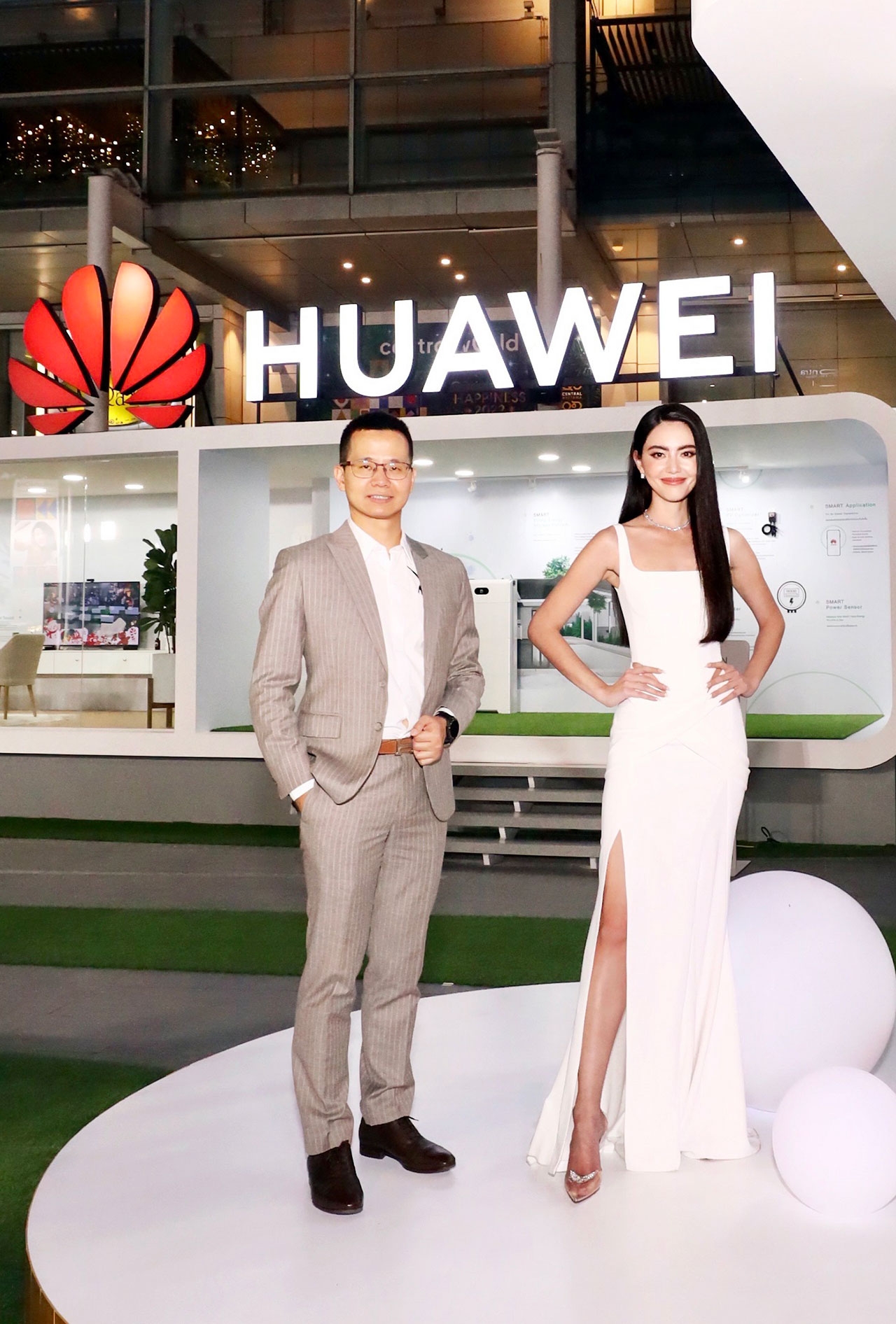 นายอาเบล เติ้ง (ซ้าย) ประธานกรรมการบริหาร บริษัท หัวเว่ย เทคโนโลยี่ (ประเทศไทย) จำกัด และใหม่ ดาวิกา โฮร์เน่ (ขวา) พรีเซ็นเตอร์ของสายผลิตภัณฑ์โซลูชัน Huawei FusionSolar Residential Smart PV สำหรับใช้ในภาคครัวเรือน