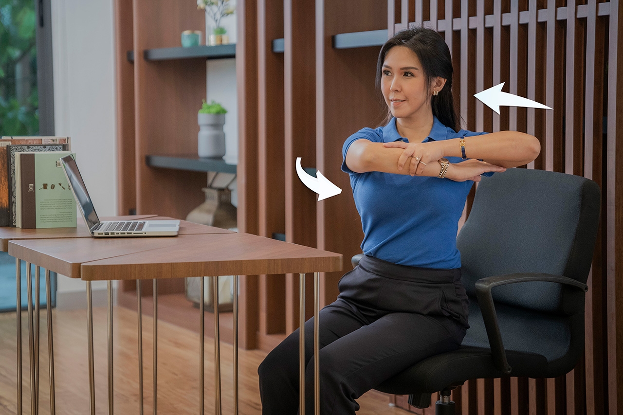 ท่าบริหารออฟฟิศซินโดรม - ท่าที่ 5 กล้ามเนื้อแขนและไหล่