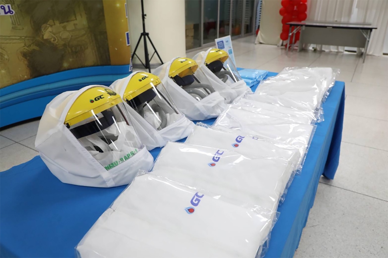 เสื้อกาวน์พลาสติกป้องกันการติดเชื้อ และนวัตกรรมหมวกอัดอากาศป้องกันการติดเชื้อ