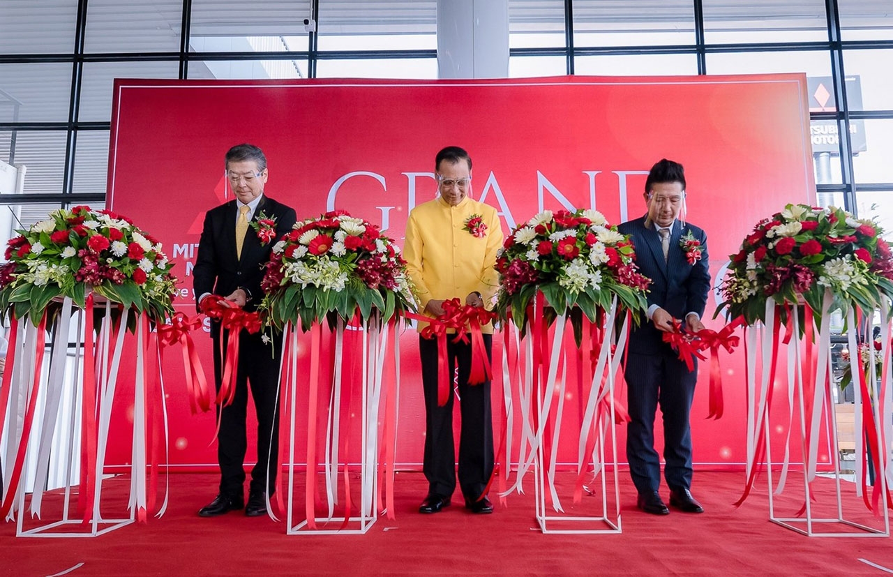 บรรยายภาพ : มร. โมะริคาซุ ชกกิ ประธานคณะกรรมการ บริษัท มิตซูบิชิ มอเตอร์ส (ประเทศไทย) จำกัด (ซ้าย) พร้อมด้วยนายชรินทร์ ทองสุข รองผู้ว่าราชการจังหวัดนครราชสีมา (กลาง) และนายโชคพิทักษ์ ศรีหิรัญรัตน์ กรรมการผู้จัดการ บริษัท รัตนหิรัญ ออโต้เซลส์ จำกัด (ขวา) ร่วมตัดริบบิ้นในพิธีเปิดโชว์รูมใหม่อย่างเป็นทางการ
