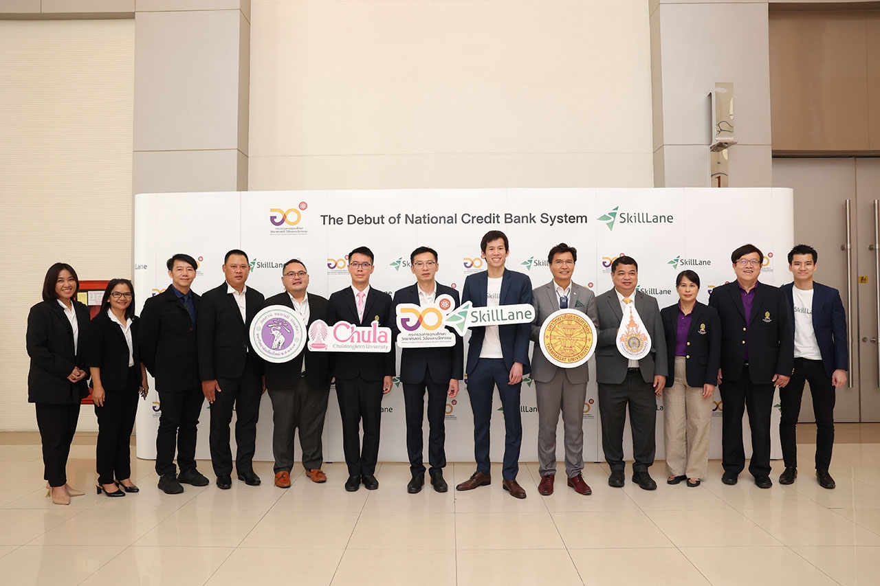 ศ.ดร.ศุภชัย ปทุมนากุล รองปลัดกระทรวงการอุดมศึกษา วิทยาศาสตร์ วิจัยและนวัตกรรม และนายฐิติพงศ์ พิสิฐวุฒินันท์ ประธานเจ้าหน้าที่บริหาร บริษัท สกิลเลน เอดูเคชั่น พร้อมตัวแทนจาก 4 มหาวิทยาลัย ร่วมงานเปิดตัวคลังหน่วยกิตแห่งชาติ (National Credit Bank System)